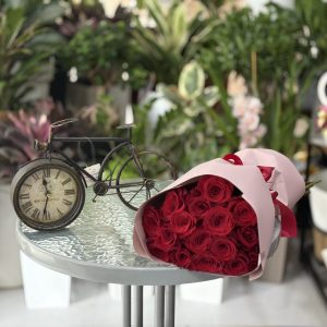 11 Roses & Clock in Wheel Shape